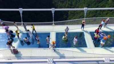 Dünyanın en yüksek cam köprüsünde bungee jumping keyfi