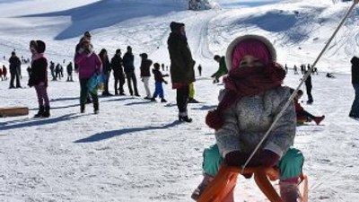 Hakkari'de 2800 rakımda kayak ve piknik keyfi