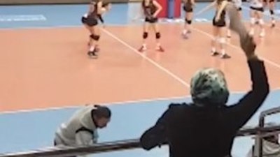 İzmir'de voleybol maçında anne terliği