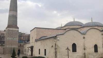 890 yıllık cami yıllara meydan okuyor