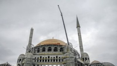 Taksim Camisi'nin minare külahı yerleştirildi