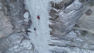 Erzurum'da şelale dondu turizme katkı oldu