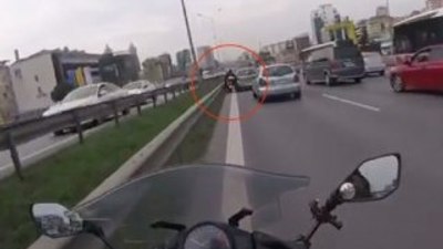 Motosikletli kendisini sıkıştıran sürücüye tokat attı