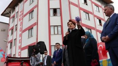 Meral Akşener boş meydana konuştu