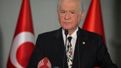 Bahçeli'den kravatına övgüde bulunan muhabire azar