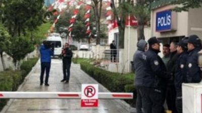 İcra memurları Saadet'in binasında