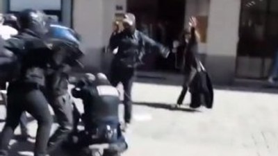 Sarı Yelekliler polisi sıkıştırıp dövdü