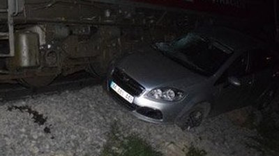 Malatya’da yolcu treni otomobile çarptı