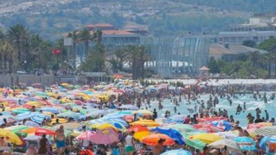 İzmir plajında bayram yoğunluğu