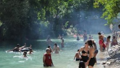 Tunceli'de plajlar doldu taştı