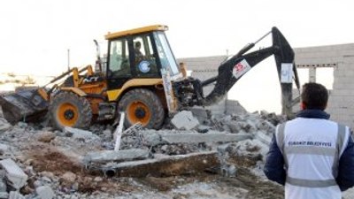 Van Gölü sahilinde kaçak yapılar yıkılıyor