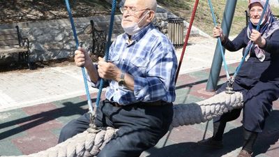 Safranbolu'da yaşlı çift parkta sallanarak eğlendi