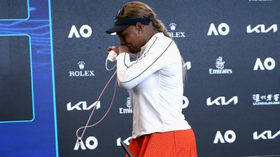 Serena Williams basın toplantısında ağladı