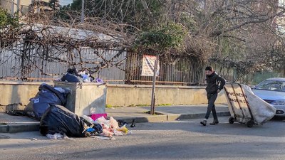 Maltepe Belediyesi'nde işçiler greve gitti, çöpler sokaklarda kaldı