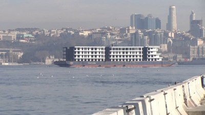 İstanbul Boğazı'ndan 'apartman' geçti