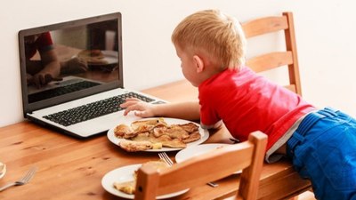 Ekran başında yemek yiyen çocuklarda obezite riski