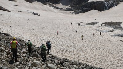 Hakkari'de 20 bin yıllık buzullarda erime başladı