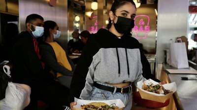 İngiltere eski Sağlık Bakanı Hancock'un istifasını kebap dağıtarak kutladılar