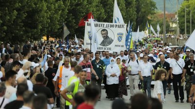 Binlerce Boşnak'ın hayatları için çıktığı 'ölüm yolu'nda 26 yıl sonra 'Barış Yürüyüşü'