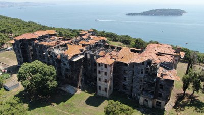 Büyükada Rum Yetimhanesi'nin harabeye dönen hali görüntülendi.