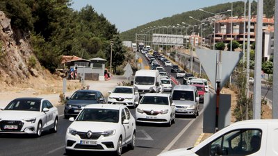 Muğla'ya yerli turist akını, uzun araç kuyrukları oluşturdu