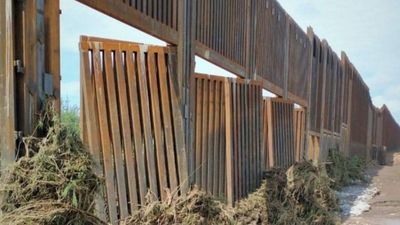 Trump'ın Arizona'da yaptırdığı duvar yıkıldı