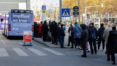 Yasakların başladığı Almanya ve Avusturya'da aşı kuyrukları