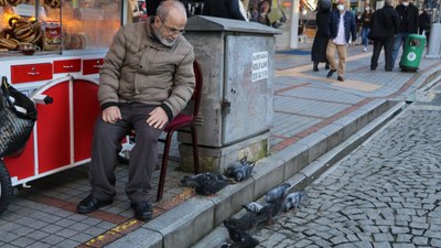 Rize'de güvercinleri besleyen simitçiye Güvercin Baba adı takıldı