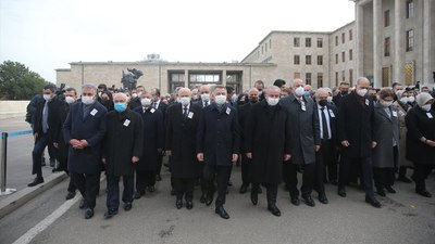 Devlet Bahçeli ile Cemil Çiçek, Güldal Akşit'in cenaze töreninde yan yana