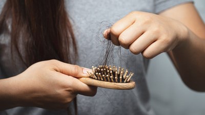 Doğum sonrası saç dökülmesini önlemenin 4 altın kuralı