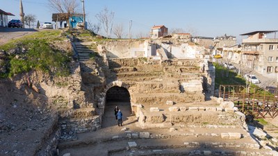 Smyrna Tiyatrosu'nda bu kez antik geçit bulundu