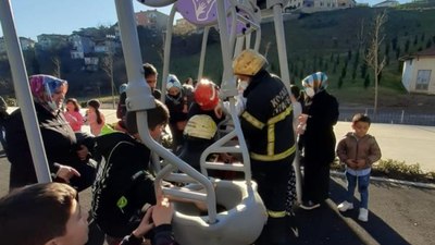 Kocaeli'de salıncağa sıkışan çocuğu itfaiye kurtardı