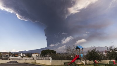 İtalya'da Etna Yanardağı yeniden kül ve lav püskürttü