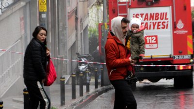 Beyoğlu'nda yer altı kabloları patladı