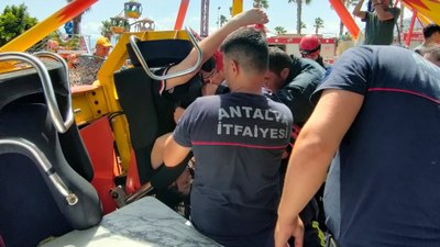 Antalya’da lunaparkta salıncak koptu, 3 çocuk yaralandı