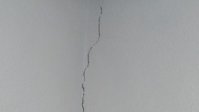 Van'daki depremde bazı evlerin duvarları hasar gördü