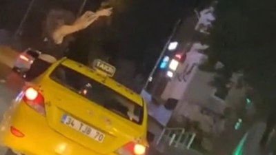 Kadıköy'de taksinin camından sarkarak dans etti