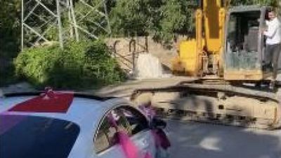 Çorum'da iş makinesiyle düğün konvoyunun önünü kesip bahşiş aldı