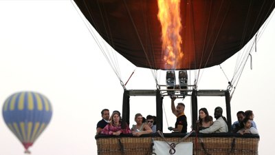 Turistler Peribacaları'nı gökyüzünden izliyor