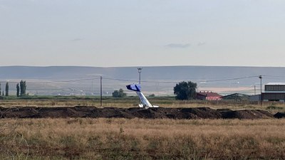 Afyonkarahisar’da, motoru arızalanan eğitim uçağı çiftliğe indi