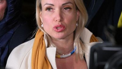 Rus devlet televizyonunda savaş karşıtı pankart açan editöre ev hapsi