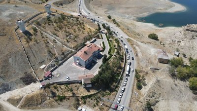 Tunceli Pertek'te feribot iskelesindeki araç kuyruğu 2 kilometreyi aştı