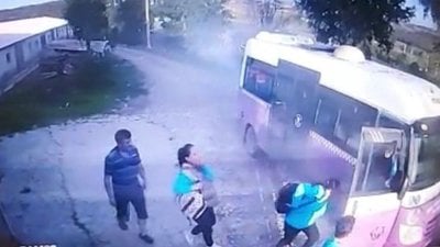 Sakarya’da yangın çıkan serviste öğrencilerin panik anları kamerada