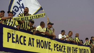 Fenerbahçe taraftarından AEK tribünlerinde Atatürk'lü pankart