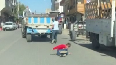 Adıyaman'da traktör römorkuna asılan çocuk düştü