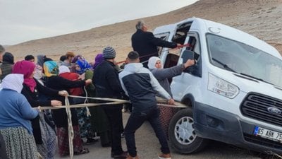 Van'da kaza yapan öğrenci servisini devrilmemesi için elleri ile çektiler