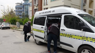 Denizli'de üvey babasını göğsünden bıçaklayan kız gözaltına alındı 