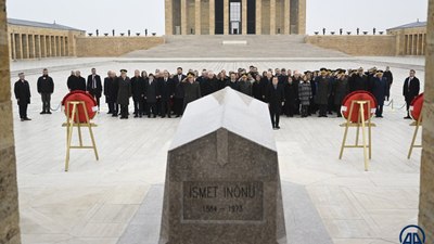 İsmet İnönü, mezarı başında anıldı