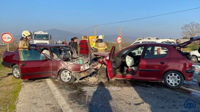 İzmir'de iki otomobil kafa kafaya çarpıştı: 4 yaralı