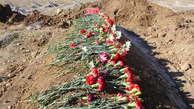 Elazığ'da cenazesi kabul edilmeyen engelli kızın mezarına karanfil bırakıldı